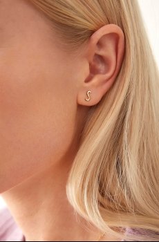 Позолоченная серебряная серьга Design Letters