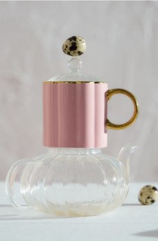 Керамічна чашка з рифленою поверхнею та золотистою ручкою - рожевий