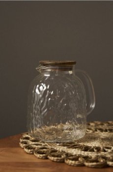 Фактурний глечик з кришкою - білий