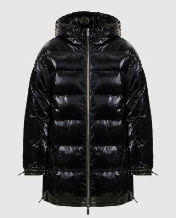 Черный пуховик с нашивкой логотипа