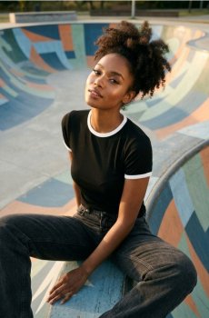 Ребриста basic футболка з контрастною окантовкою та домішкою віскози - чорний