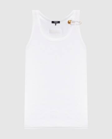 Белый топ в рубчик с брендовой шпилькой Белый топ в рубчик с брендовой шпилькой