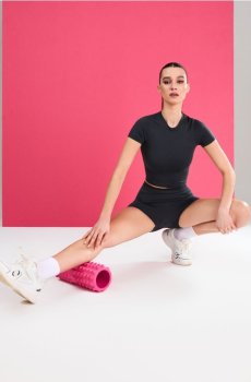 Масажний ролер з виступами - яскраво-рожевий