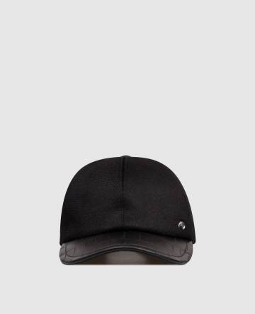 Черная кепка из кашемира и кожей крокодила с эмблемой