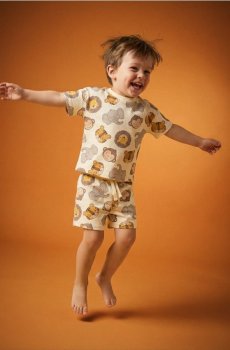 Комплект із футболки з шортами - кремовий