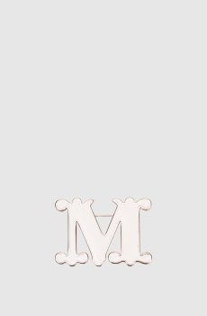 Белая брошь в форме монограммы