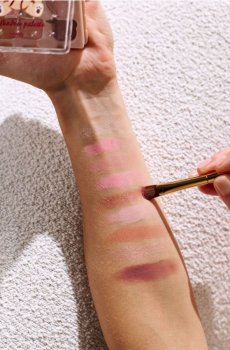 Тіні для повік - різнобарвний