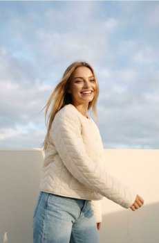 Стьобана куртка з візерунком «ялинка» та на ґудзиках - нюдовий