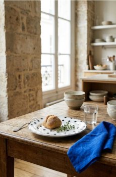 Керамічна тарілка в горошок - чорний