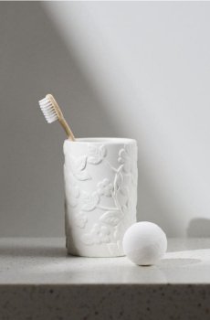 Керамічний тримач для зубних щіток з тисненим квітковим візерунком - білий