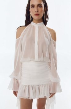 Молочна шифонова блуза з відкритими плечима
