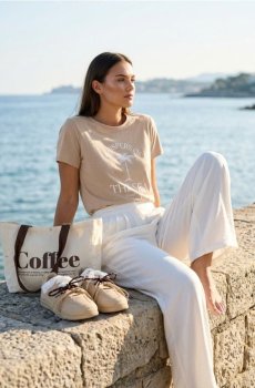 Футболка з принтом - бежевий