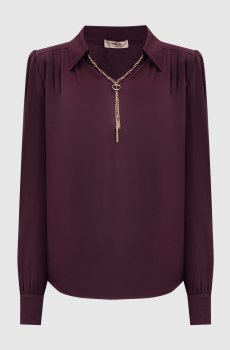 Бордовая блуза с цепочкой