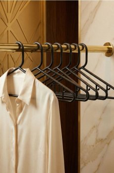 Набір пластикових вішаків із глянцевим покриттям 10 штук - чорний