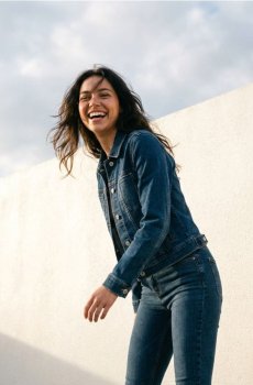 Джинсова куртка - темно-синій