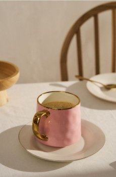 Керамічна чашка із золотою облямівкою та ручкою - пастельний рожевий