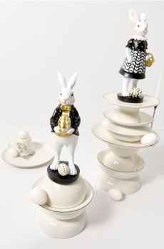 Великодня фігурка зайця в елегантному вбранні - білий