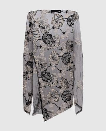 Черная блузка с цветочной вышивкой