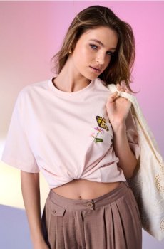 Бавовняна футболка з принтом метеликів - пастельний рожевий